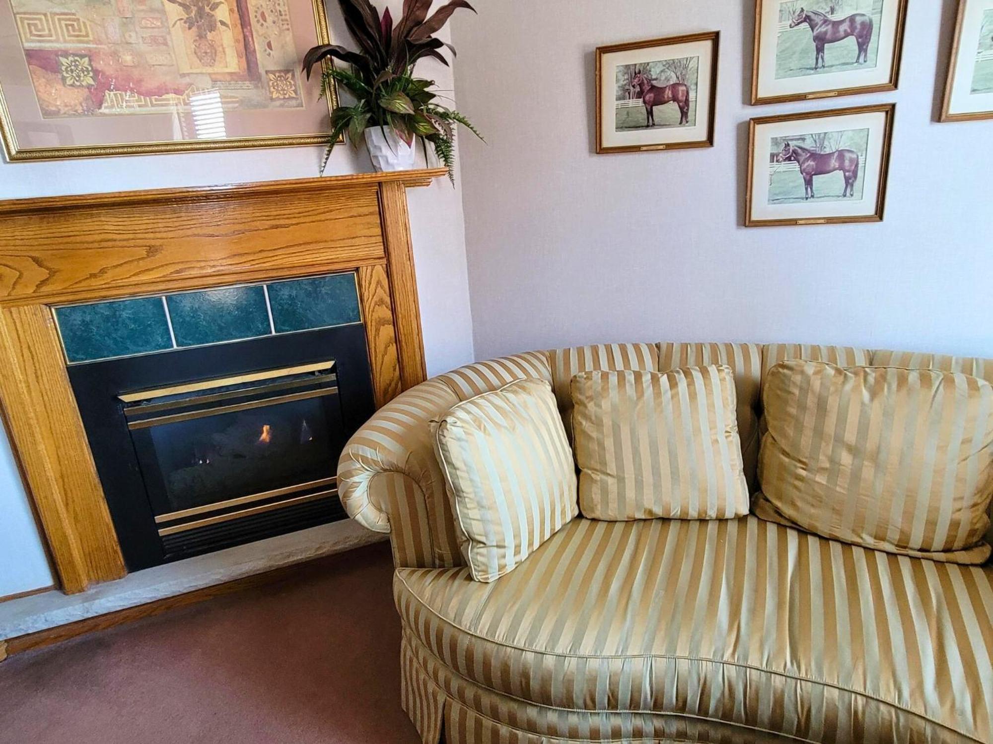 Altland House Inn & Suites Abbottstown Bagian luar foto