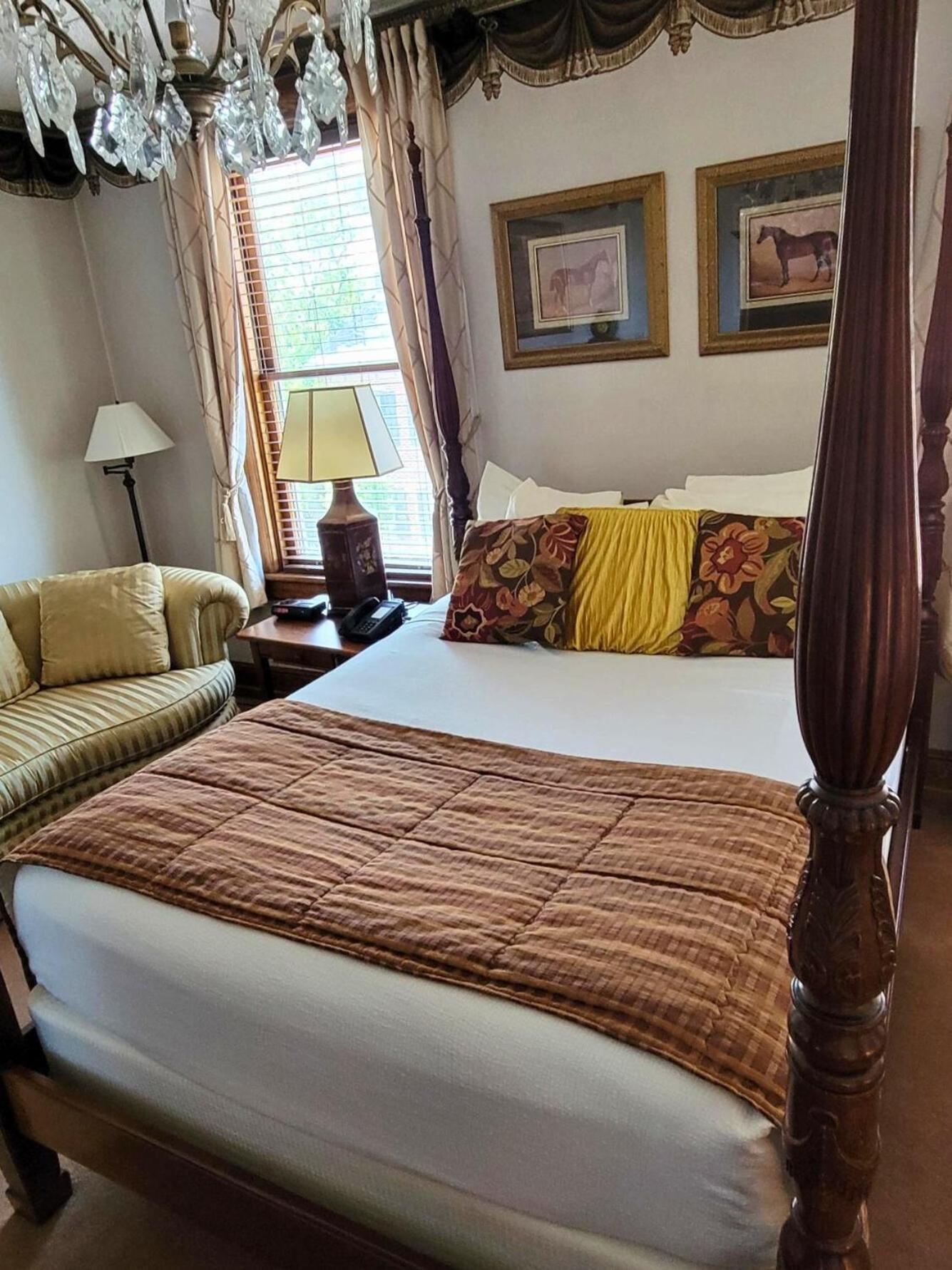 Altland House Inn & Suites Abbottstown Bagian luar foto