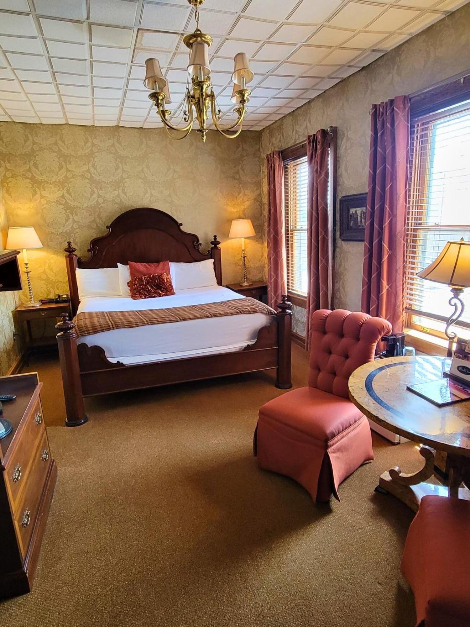 Altland House Inn & Suites Abbottstown Bagian luar foto