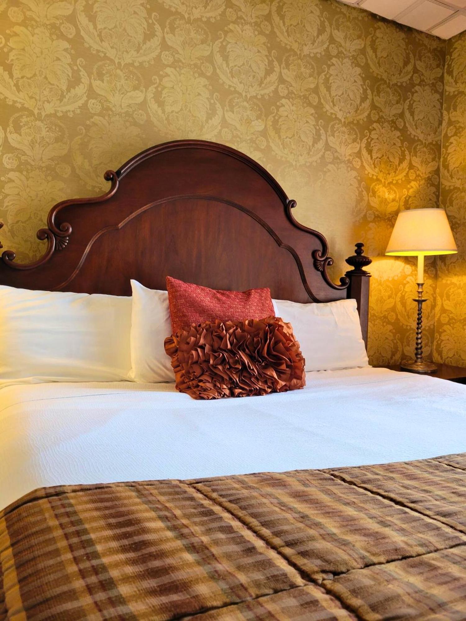 Altland House Inn & Suites Abbottstown Bagian luar foto