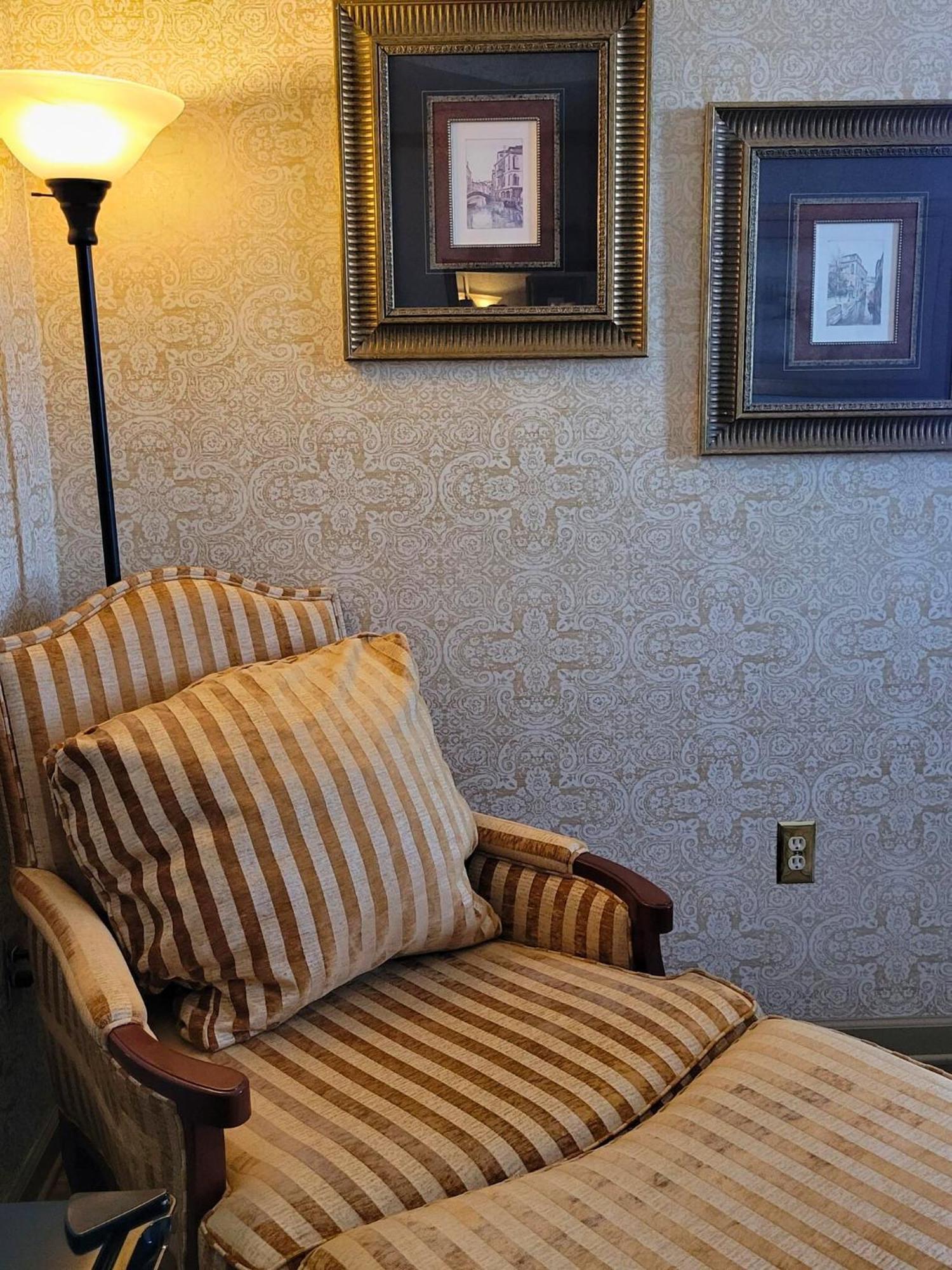 Altland House Inn & Suites Abbottstown Bagian luar foto