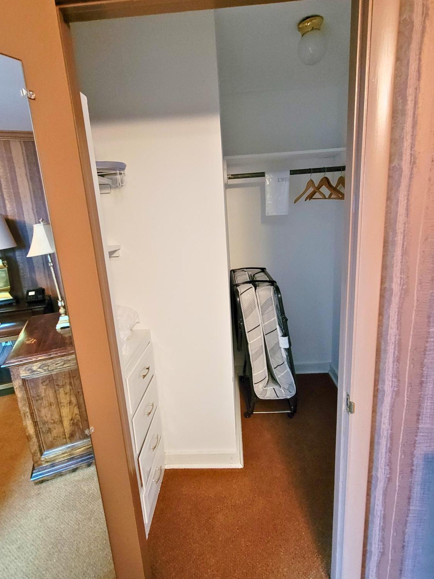 Altland House Inn & Suites Abbottstown Bagian luar foto